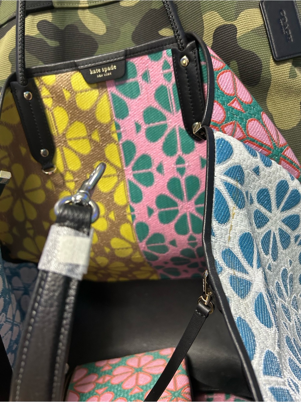 Kate Spade patterned bag close-up - Picture 5 of 9